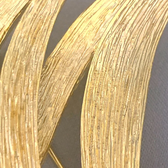 Beautiful Initial “M” Textured Script Broach - Picture 3 of 6